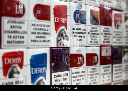 Paquets de cigarettes de différentes marques en vente avec des mises en garde en langue espagnole, Bolivie Banque D'Images