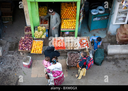 Vendeur de légumes au marché de rue locaux, Luxor, Egypte, Afrique du Sud Banque D'Images