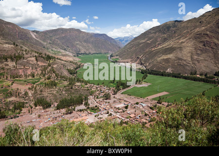 Vue paysage en bas de la Vallée Sacrée et rivière Urubamba, près de Pisac, Pérou, Amérique du Sud Banque D'Images