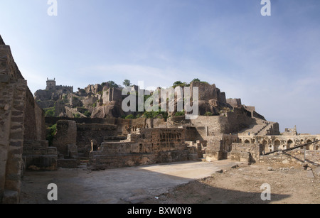 Citadelle massive ruines du fort Golconda, Hyderabad, Andhra Pradesh, Inde, Asie Banque D'Images