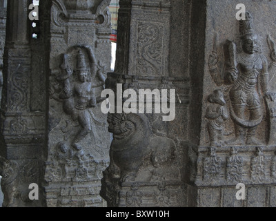 Parvati avec les armes des dieux pour tuer le démon taureau à Siva temple de Kanchipuram, Tamil Nadu, Inde, Asie Banque D'Images