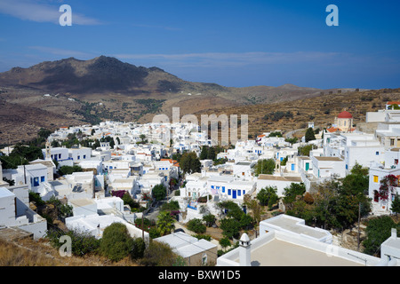 Vue du village de Pyrgos, sur l'île de Tinos Cyclades grecques avec des montagnes en arrière-plan. Banque D'Images
