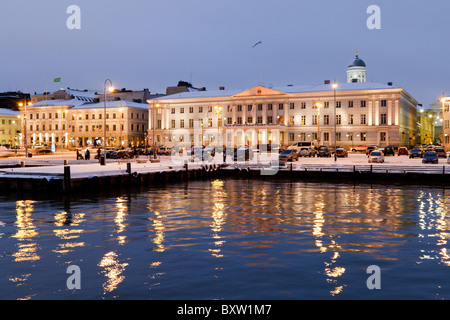 L'Hôtel de Ville d'Helsinki avec ses lumières se reflétant dans le port du Sud. Banque D'Images