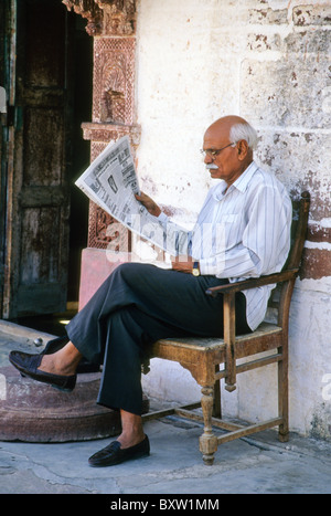 Old Man reading newspaper, Jodhpur, Rajasthan, India Banque D'Images