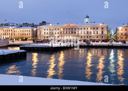 L'Hôtel de Ville d'Helsinki avec ses lumières se reflétant dans le port du Sud. Banque D'Images