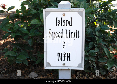 Signe de la limite de vitesse sur Useppa Island, une île privée dans SW Florida accessible seulement par bateau. Banque D'Images