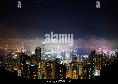 L'incroyable d'horizon de Hong Kong comme vu de dessus la nuit. Le port Victoria Harbour et Kowloon Banque D'Images