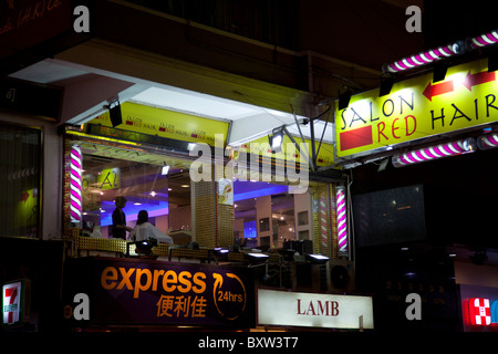 Nathan Road, Tsim Tsa Tsui nuit à Kowloon Hong Kong Chine, coiffure tard au travail Banque D'Images