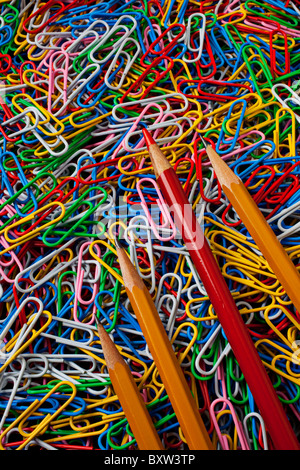 Crayons rouge et jaune sur les trombones Banque D'Images