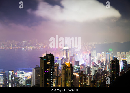 L'incroyable d'horizon de Hong Kong vu de la Peak Lookout de nuit. Les imposantes structures comprennent le Jardine House Banque D'Images