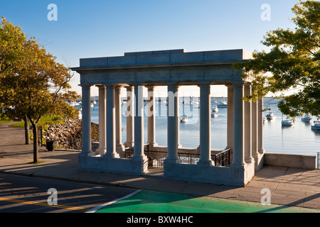 Plymouth Rock dans le Pilgrim Memorial à Plymouth au Massachusetts Banque D'Images