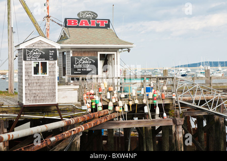 Accrocher les bouées de homard sur main courante en face de Jake's Water Taxi et Bait shop sur le quai de la ville de Plymouth au Massachusetts Banque D'Images