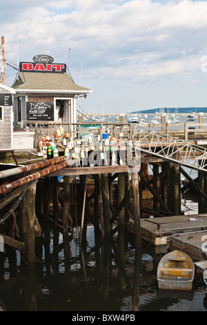 Accrocher les bouées de homard sur main courante en face de Jake's Water Taxi et Bait shop sur le quai de la ville de Plymouth au Massachusetts Banque D'Images