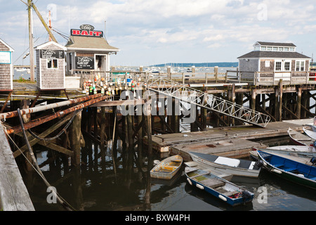 Accrocher les bouées de homard sur main courante en face de Jake's Water Taxi et Bait shop sur le quai de la ville de Plymouth au Massachusetts Banque D'Images