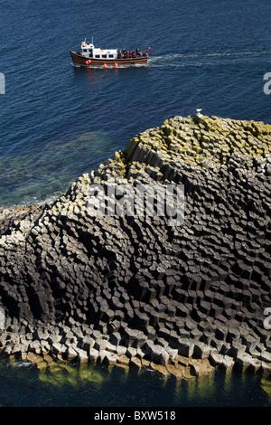 Staffa bateau d'excursion et de basalte polygonal, suis Buachaille rocks off, Staffa, Isle of Mull, Scotland, United Kingdom Banque D'Images