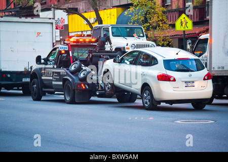 Towtruck NYPD tirant une voiture à Manhattan, New York City Banque D'Images