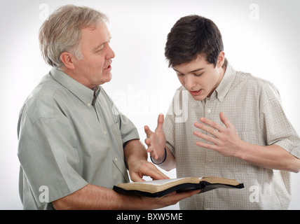 Père (ou prédicateur) explique la Parole de Dieu à son fils (ou à un jeune homme) Banque D'Images