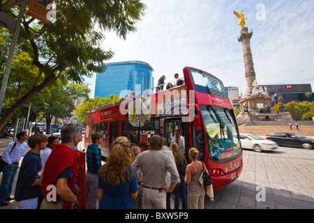 Tour bus à Angel de la Independencia sur le Paseo de la Reforma à Mexico City Banque D'Images