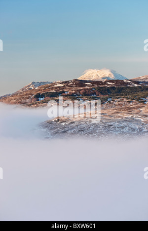 Vue sur Ben Lomond au-dessus d'un brouillard couvert le Loch Lomond. Du sommet de la CONIC, près de Balmaha, Stirling, Ecosse, Royaume-Uni. Banque D'Images
