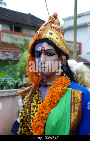 Crossdrsser coloré habillé en seigneur siva d'une célébration ou kummatty onam festival à thrissur, Kerala, Inde Banque D'Images