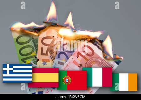 Billets de banque en feu de la crise monétaire attendue EUR effondrement de l'euro photo son drapeau symbole de la mort des porcs gips piigs Banque D'Images