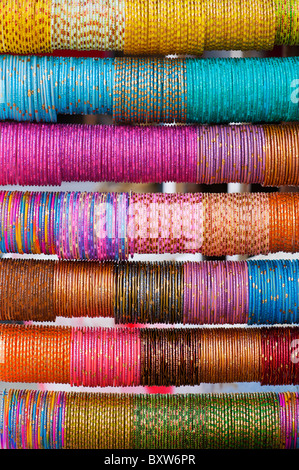 Womens bangles indiens colorés en verre sur un rack au marché. L'Andhra Pradesh, Inde Banque D'Images