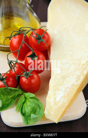 L'huile d'olive parmesan tomates cerises et basilic italien Still Life Banque D'Images