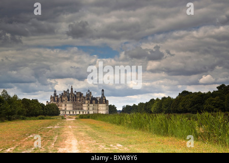 Les nuages au-dessus de l'imposant rassemblement Chateau de Chambord dans la vallée de la Loire, France. Banque D'Images