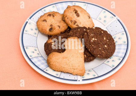 Les cookies fraîchement cuit prêt à être servi Banque D'Images