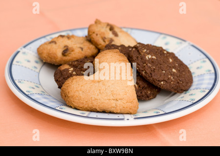 Les cookies fraîchement cuit prêt à être servi Banque D'Images