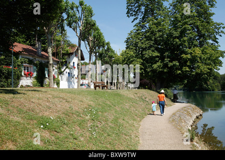 Champigny-sur-Marne(94) : real estate sur les rives de la Marne Banque D'Images