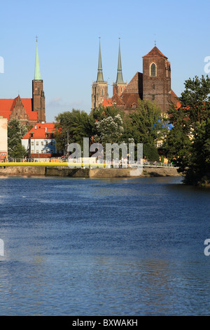 Églises de Wroclaw vu de la rivière Odra. Wroclaw, la Basse Silésie, Pologne. Banque D'Images