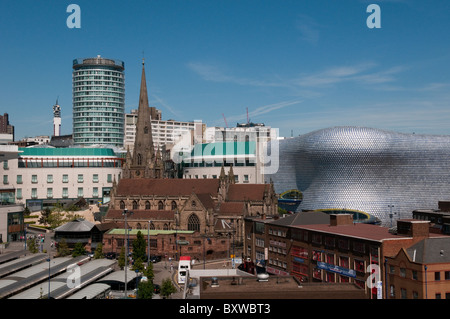 Le centre-ville de Birmingham, rotonde, st. Martin's, selfridges building et rag marché. Banque D'Images