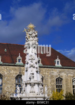 La colonne de la Sainte Trinité, à l'extérieur de l'église Saint Matthias, quartier du château de Buda, à Budapest Banque D'Images