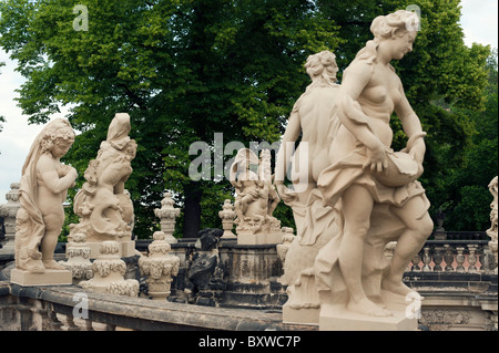 NYMPHENBAD STATUES SURPLOMBANT 'NYMPHE' 'BAIGNOIRE' ZWINGER DRESDE SAXE ALLEMAGNE PALAIS BAROQUE Banque D'Images