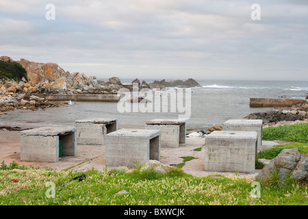 La petite entrée du port à Kleinmond, Western Cape, Afrique du Sud avec des tables de nettoyage du poisson au premier plan Banque D'Images