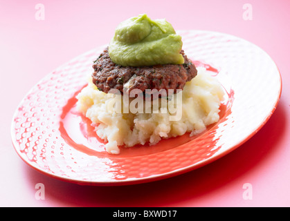 Kids home made burger sur purée de pois - mash avec avec fiche Banque D'Images