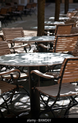 Vider les tables et les chaises d'extérieur en plein soleil, Royaume-Uni Banque D'Images