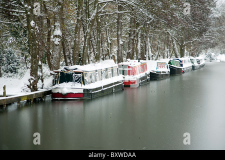 Bateaux du canal dans la neige à Catteshall verrou sur la rivière Wey à GODALMING Surrey Banque D'Images