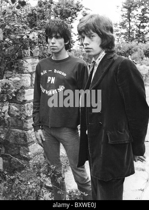 Keith Richards et Mick Jagger droit exclusif de 1967 par David Cole dans les jardins à Redlands.à partir des archives de communiqués de presse (anciennement Service Portrait Portrait Bureau) Banque D'Images