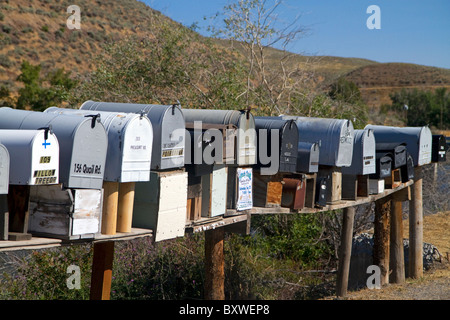 Boîtes aux lettres alignés pour la livraison du courrier dans une région rurale près de Challis, Idaho, USA. Banque D'Images