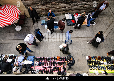 ISTANBUL, Turquie / Türkiye — photo aérienne de vendeurs de rue vendant des chaussures et d'autres articles à côté de la mosquée Rüstem Pacha dans le centre-ville d'Istanbul, Turquie. Banque D'Images