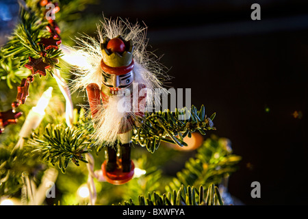 Un soldat Casse-noisette accrochée à un arbre de Noël Banque D'Images