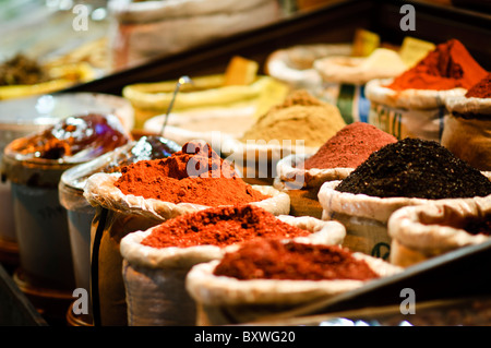 ISTANBUL, Turquie / Türkiye — des monticules colorés d'épices traditionnelles remplissent les étals des vendeurs de l'historique marché aux épices (Misir Carsisi). Initialement établi dans les années 1660 dans le cadre des routes du commerce des épices, ce marché reste un important centre commercial pour les ingrédients culinaires. Le bazar perpétue sa tradition séculaire comme l'une des principales destinations d'Istanbul pour les épices, les herbes et les produits traditionnels turcs. Banque D'Images