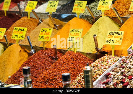 ISTANBUL, Turquie / Türkiye — des monticules colorés d'épices traditionnelles remplissent les étals des vendeurs de l'historique marché aux épices (Misir Carsisi). Initialement établi dans les années 1660 dans le cadre des routes du commerce des épices, ce marché reste un important centre commercial pour les ingrédients culinaires. Le bazar perpétue sa tradition séculaire comme l'une des principales destinations d'Istanbul pour les épices, les herbes et les produits traditionnels turcs. Banque D'Images