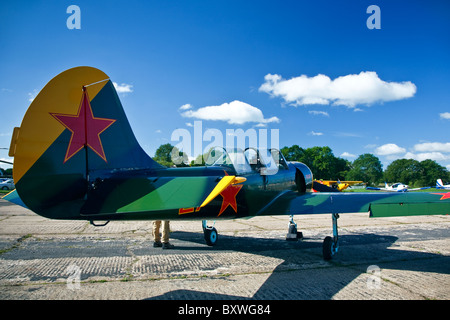 Yakovlev Yak-52 entraîneur soviétique, ailes et roues afficher, Dunsfold 2010 Banque D'Images