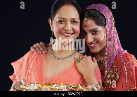 Mère et fille avec un plateau de diyas Banque D'Images