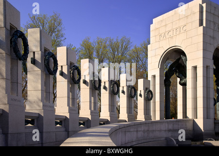 World War II Memorial, colonnes et couronnes représentent chacun des 50 états, Washington DC USA Banque D'Images