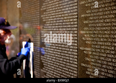 Vétéran de la guerre du Vietnam La réalisation d'une copie d'un perdu nom du Vietnam Memorial à Washington DC USA Banque D'Images