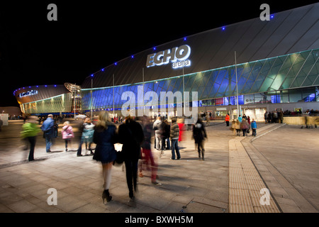 Théâtre la nuit, file d'attente à l'Echo Arena & Convention Centre, roue d'excellence du Centre, Kings Dock, Liverpool, Merseyside, England UK Banque D'Images